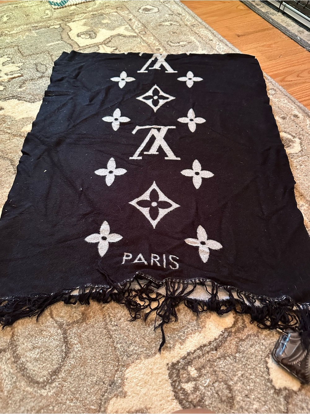 Louis Vuitton Black Scarf with white Accent - Picture 5 of 7